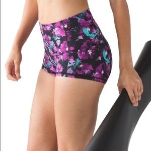 Lululemon
Mini Midnight Bloom Black Deep Fuschia Wunder 2” Shorts sz2
